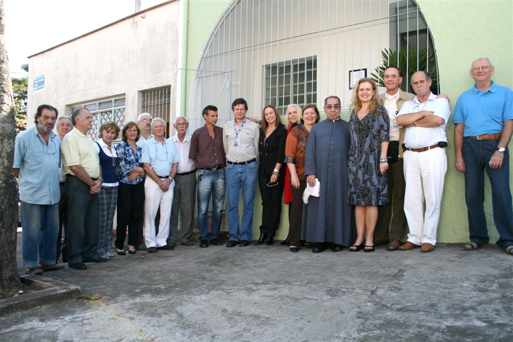 Associados e diretoria reunidos em frente à sede da AAGD